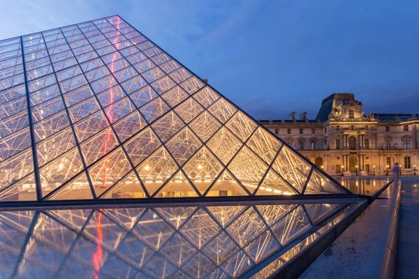 Музей Лувр в сутінки влітку — стокове фото