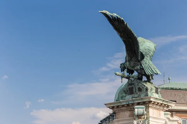 Estatua de águila en el techo —  Fotos de Stock