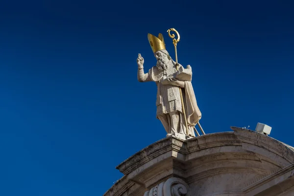 Estatua en el techo frente al cielo azul —  Fotos de Stock