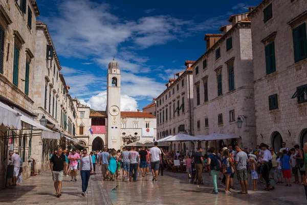 Turisté u uličky Dubrovníku — Stock fotografie