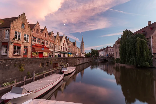 Malebný kanál v Bruggách — Stock fotografie