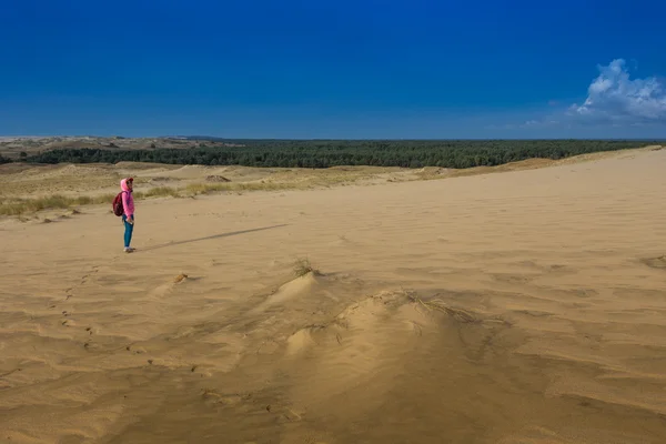 Toeristische meisje op zandduinen — Stockfoto