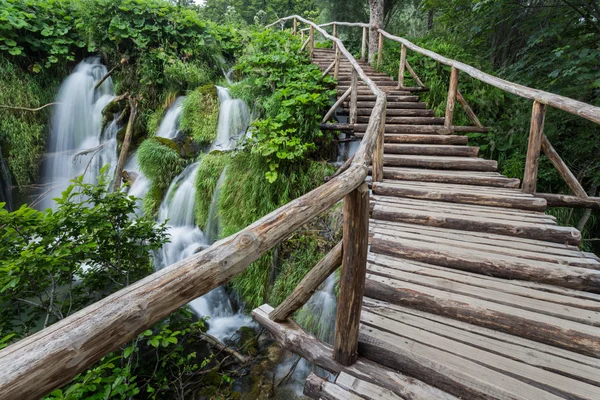 Molo di legno sopra l'acqua — Foto Stock