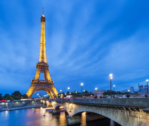 Torre Eiffel por la noche — Foto de Stock