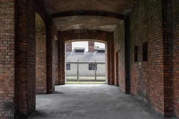 Galerie met baksteen op Auschwitz-Birkenau — Stockfoto