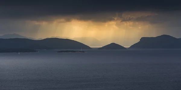 Облачный морской пейзаж Хорватии — стоковое фото