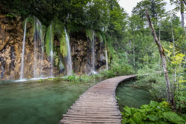 Molo di legno sopra l'acqua — Foto Stock