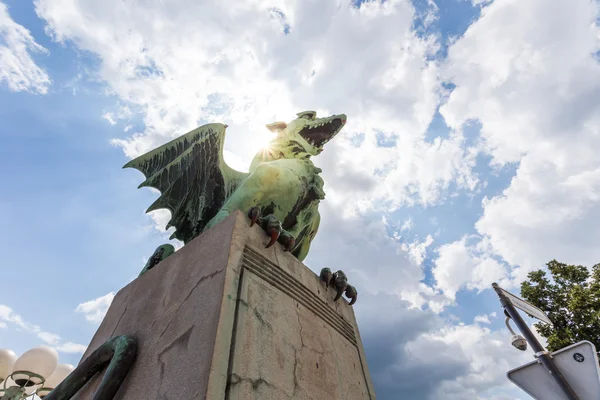 Статуя дракона з яскравим сонцем на фоні — стокове фото
