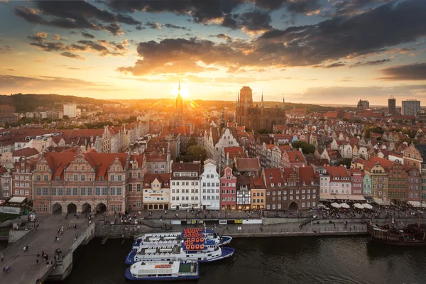 Pittoreska solnedgången över stadsbilden — Stockfoto