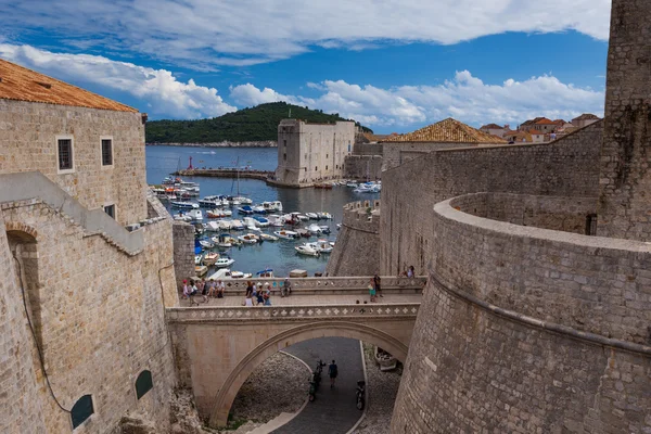 Toeristen op de straten van Dubrovnik — Stockfoto