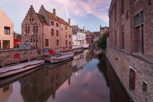 Malebný kanál v Bruggách — Stock fotografie