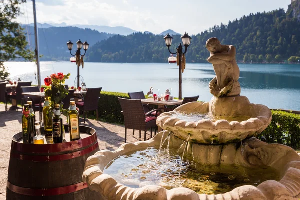 Brunnen im Außenrestaurant lizenzfreie Stockbilder