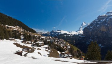 Mountainscape ve evler güzel görünümü
