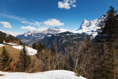 Mountainscape ve evler güzel görünümü
