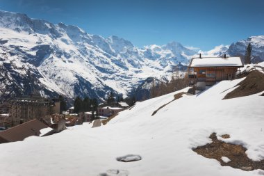 Mountainscape ve evler güzel görünümü
