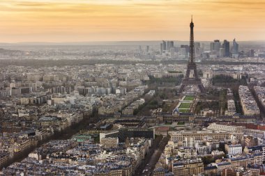 Paris şehir merkezine gün batımında