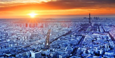 Paris şehir merkezine gün batımında