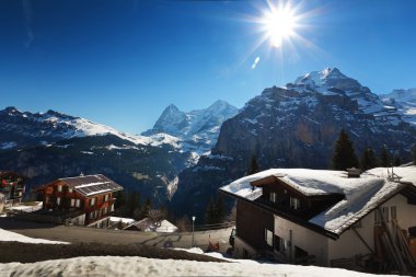 Mountainscape ve evler güzel görünümü