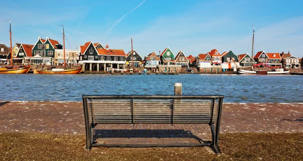 Bench op de kade in Zaandam — Stockfoto