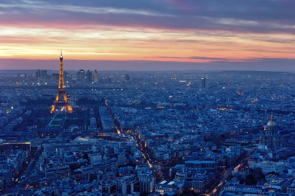 Torre Eiffel iluminada por la noche —  Fotos de Stock