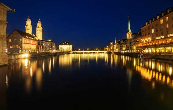 Krásný výhled na řeku a dům Švýcarsko — Stock fotografie