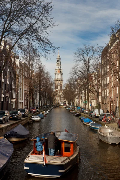 Architektur und Kanal in Amsterdam — Stockfoto