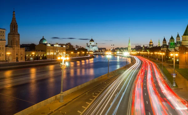 'S avonds verkeer in Moskou — Stockfoto