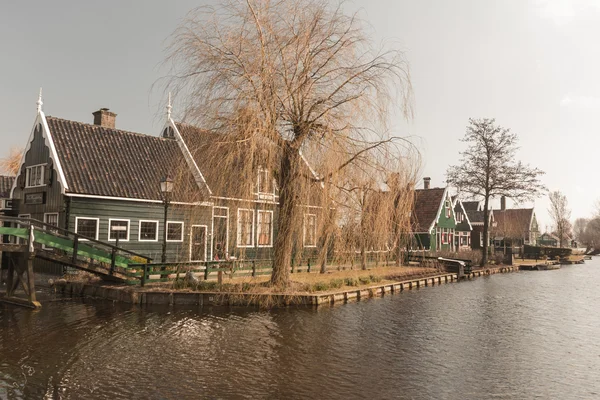 Arquitectura tradicional holandesa de madera antigua — Foto de Stock