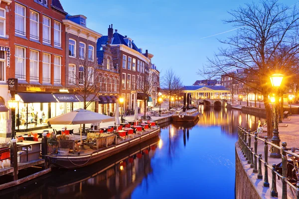 Architecture and canal in Amsterdam — Stock Photo, Image