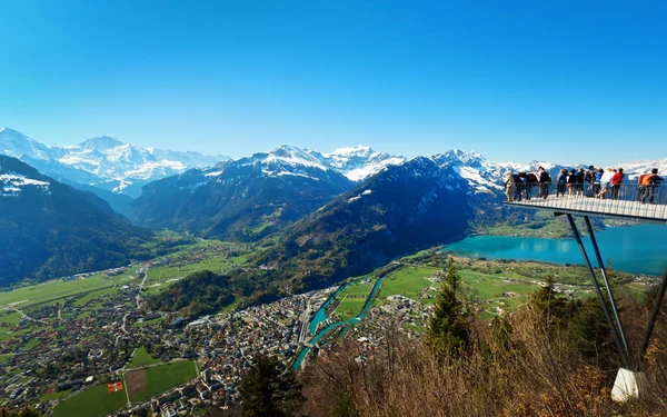 Vue pittoresque sur la rivière et Interlaken — Photo