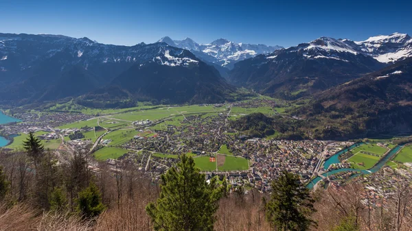 Festői kilátással a folyóra és a Interlaken — Stock Fotó