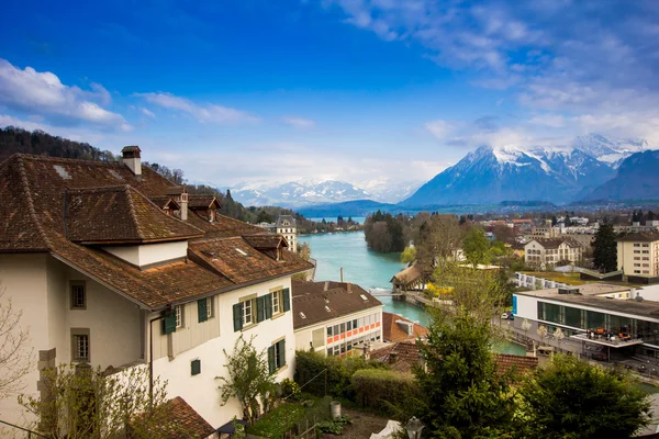 Festői kilátással a folyóra és a Interlaken — Stock Fotó