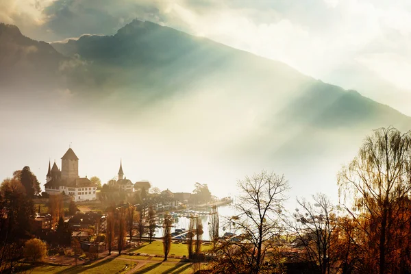 Festői kilátással a folyóra és a Interlaken — Stock Fotó