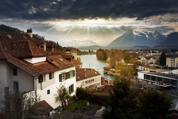 Festői kilátással a folyóra és a Interlaken — Stock Fotó