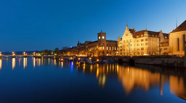 Prachtig uitzicht op de rivier en de huis-Zwitserland — Stockfoto