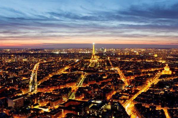 Illuminierter Eiffelturm in der Nacht — Stockfoto
