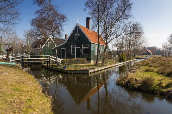 Geleneksel Hollandalı eski ahşap mimarisi — Stok fotoğraf