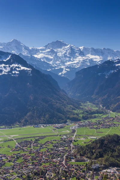 Belle vue sur le paysage montagneux et les chalets — Photo