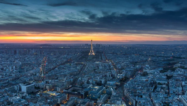 Eiffel-torony, fényesen kivilágított alkonyatkor — Stock Fotó