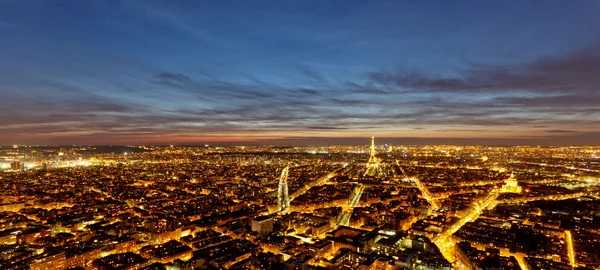 Belysta Eiffeltornet nattetid — Stockfoto