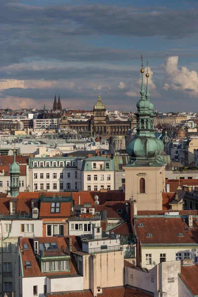 Красивый вид с воздуха на Прагу — стоковое фото