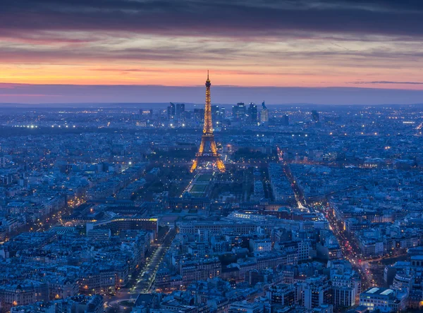 Torre Eiffel iluminada à noite — Fotografia de Stock