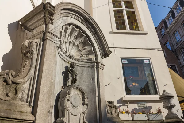 Beroemde plassen jongen standbeeld te Brussel — Stockfoto