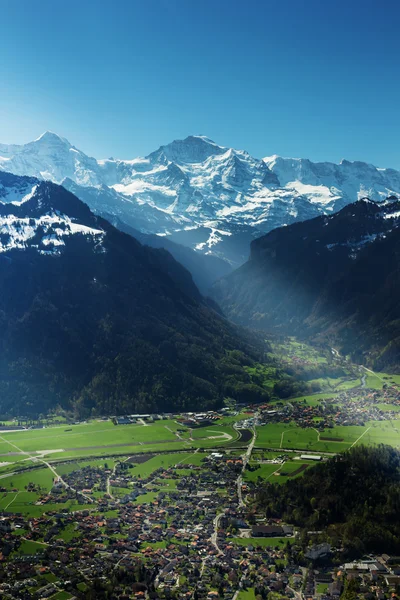 Belle vue sur le paysage montagneux et les chalets — Photo