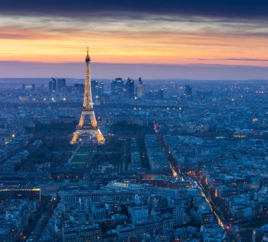 Geceleri ışıklı Eyfel Kulesi