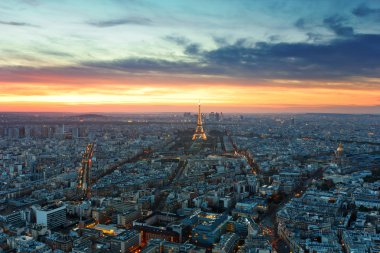 Geceleri ışıklı Eyfel Kulesi