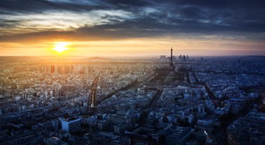 Paris şehir merkezine gün batımında