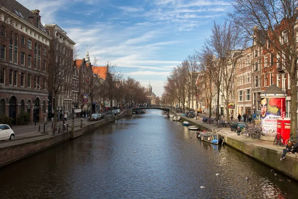 Architektur und Kanal in Amsterdam — Stockfoto