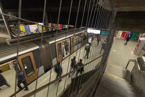 Personas en la estación de metro de Bruselas —  Fotos de Stock