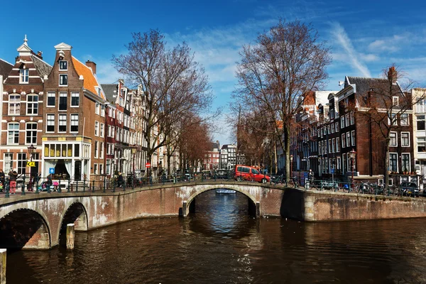 Architektura i kanałem w Amsterdamie — Zdjęcie stockowe